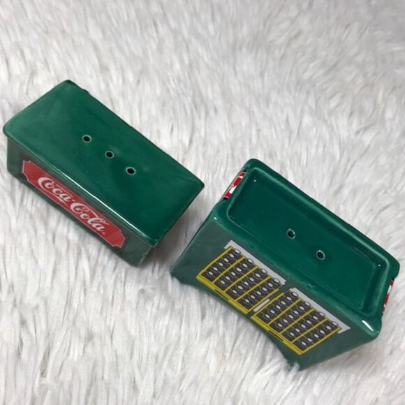 NWOT Vintage Coca-Cola Emerald Green Ceramic Salt & Pepper Shakers - Picture 3 of 7